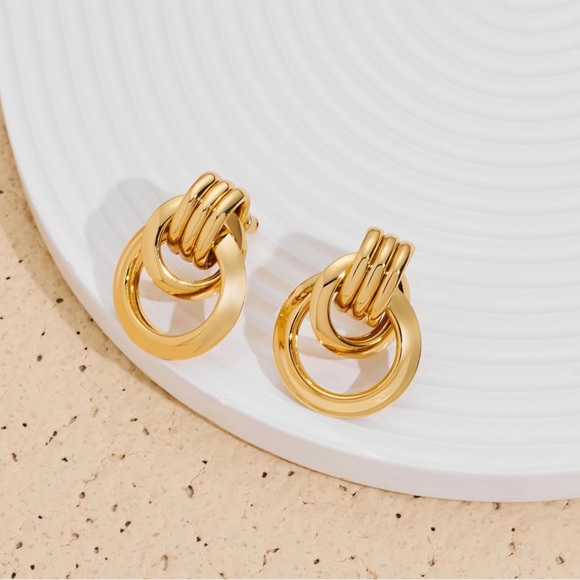 Mini Knots Earring in Gold - Picture 2 of 4